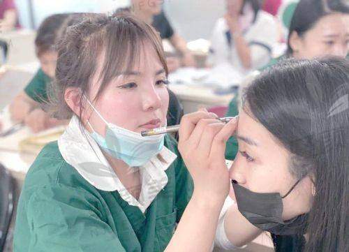 四、打完伊婉玻尿酸嘴唇，成效能撑多久？靠不靠谱？