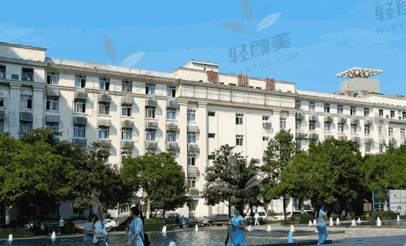 重庆西南医院整形美容科地址在哪里？沙坪坝高滩岩正街30号，地铁1号线直达，周边酒店步行5分钟