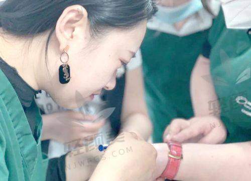 四、价格多少？润百颜黑金玻尿酸划算吗？